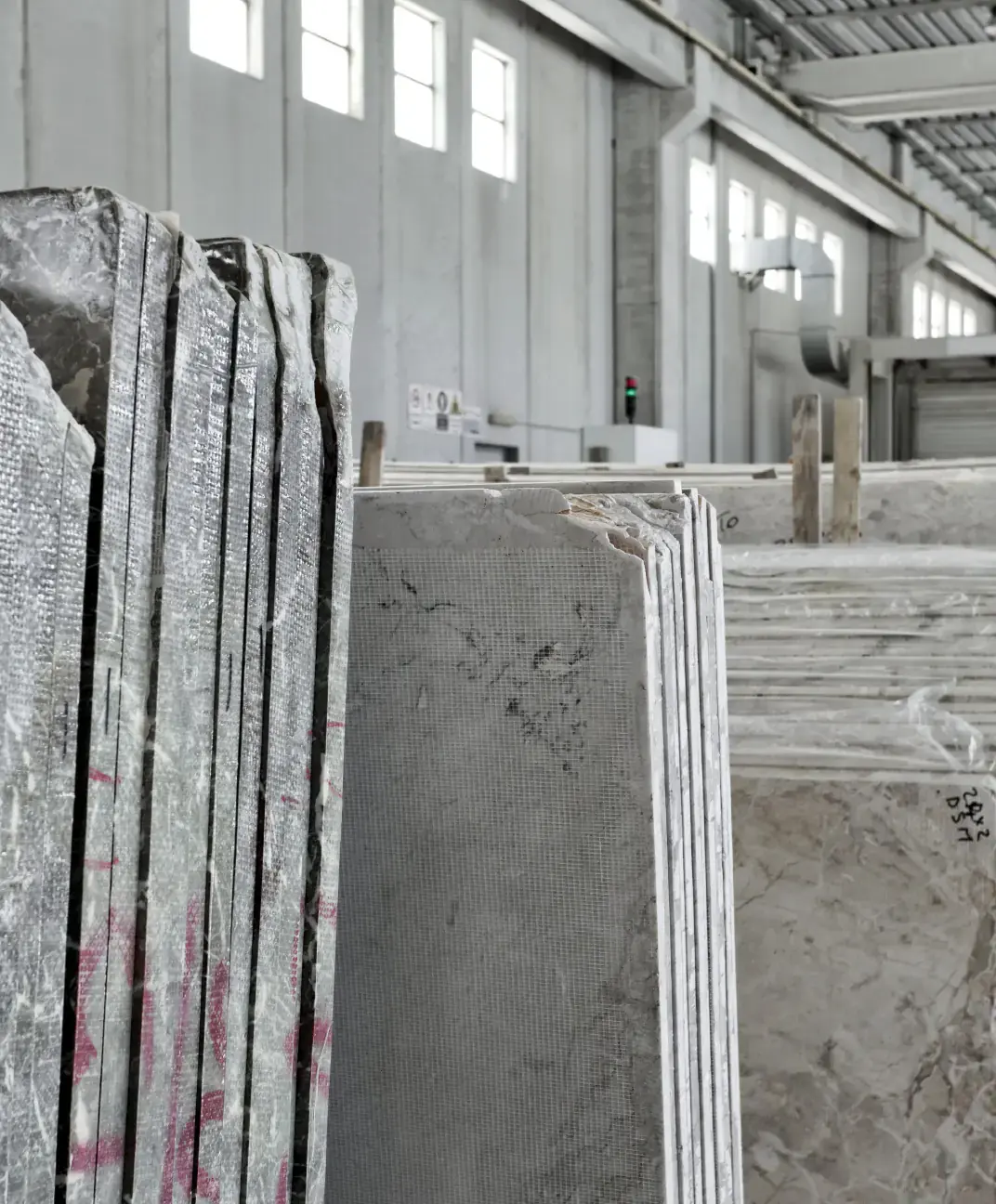 Lajes de pedra organizadas em armazém com OnFind